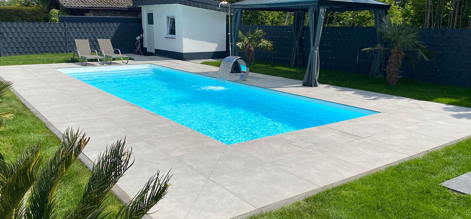 Skimmer pool with waterfall